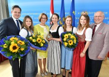 Gratulierten der neuen NÖ Weinkönigin Julia Herzog (Mitte) und ihrer Stellvertreterinnen Melanie Moser (2.v.l.) und Teresa Dietl (3.v.r.) zur Wahl: Bundesweinbaupräsident Johannes Schmuckenschlager, Landeshauptfrau Johanna Mikl-Leitner, Bundesweinkönigin Christina Hugl und NÖ Weinbaupräsident Franz Backknecht (v.l.n.r.)

