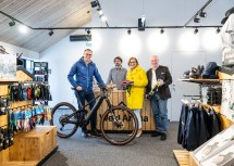 (v.l.n.r.) ecoplus Aufsichtsratsvorsitzender Jochen Danninger, Wexl Arena Geschäftsführer Karl Morgenbesser, Landeshauptfrau Johanna Mikl-Leitner und ecoplus Geschäftsführer Helmut Miernicki im Verkaufsraum des neuen Servicecenters Wexl Base in St. Corona.