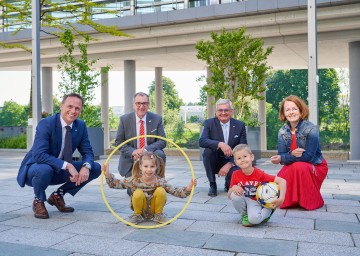 Sport-Landesrat Jochen Danninger, NÖ GVV-Präsident Rupert Dworak, NÖ-Gemeindebund-Präsident Alfred Riedl, Bildungs-Landesrätin Christiane Teschl-Hofmeister mit der Sportlerin und dem Sportler Lotte und Bastian 