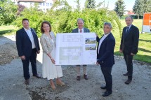 Stadtrat Martin Neugebauer, Bildungs-Landesrätin Christiane Teschl-Hofmeister, Bezirkshauptmann Johannes Kranner, Bürgermeister Georg Gilli und Vizebürgermeister Josef Kirbes (v.l.n.r.)