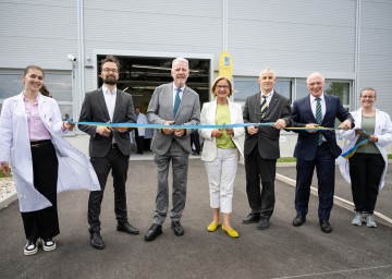 Landeshauptfrau Johanna Mikl-Leitner, (li.) Bürgermeister Klaus Schneeberger und Christoph Auner, Managing Director Aerospace & Advanced Composites, (re.) Andreas Pauchschitz, Geschäftsführer AC2T research, und ecoplus Geschäftsführer Helmut Miernicki mit Mitarbeiterinnen des neuen Technikum 4 bei der offiziellen Eröffnung.