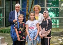 Patrick, Lilyen und Raghad aus der Dr.-Theodor-Körner Mittelschule St. Pölten freuen sich gemeinsam mit Bildungsdirektor Johann Heuras und Landesrätin Christiane Teschl-Hofmeister über eine gelungenes Schuljahr 2022 und die bevorstehenden Sommerferien.