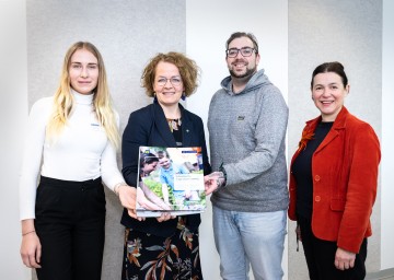 Familien-Landesrätin Christiane Teschl-Hofmeister mit der angehenden Freizeitpädagogin Viktoria Hempel, dem angehenden Freizeitpädagogen Benjamin Peraus und der Geschäftsführerin der NÖ Familienland GmbH Barbara Trettler.