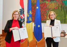 Ministerin Leonore Gewessler und Landeshauptfrau Johanna Mikl-Leitner freuen sich über die Vereinbarung zu den Infrastrukturmaßnahmen im nördlichen Niederösterreich.