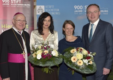 Altprimas Bernhard Backovsky, die Kuratorinnen Cosima Rainer und Christine Haupt-Stummer und Landesrat Pernkopf präsentierte die Ausstellung \"Hier und Jetzt/Hic et Nunc\" im Stift Klosterneuburg (v.l.n.r.)