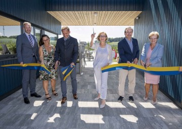 Naturbadesee in Pyhra eröffnet: BH-Stellvertreter Christian Steger, Karin Winter von der Leader Region Wienerwald, Bürgermeister Günter Schaubach, Landeshauptfrau Johanna Mikl-Leitner, Abgeordneter Martin Michalitsch und Vizebürgermeisterin Erika Zeh (v.l.n.r.) 