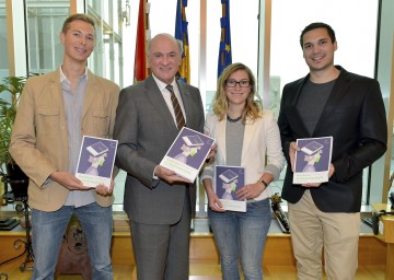 „Studieren in Niederösterreich“: Landeshauptmann Dr. Erwin Pröll mit Christoph Thalinger, Magdalena Thur und Lukas Rucka (v. l. n. r.).