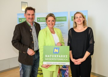 Nutzten die Generalversammlung für einen regen Austausch: Obmann Bgm. Werner Krammer (Verein Naturparke NÖ), LR Susanne Rosenkranz, DI Sandra Klingelhöfer (Leiterin Abteilung Naturschutz Land NÖ)