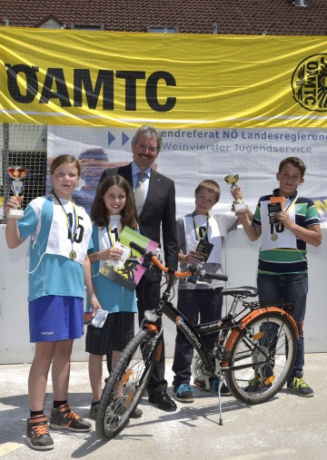 Landesrat Mag. Karl Wilfing gratuliert den Siegern des Landesfahrradtages: Gregor Bock und Gregor Grabler von der Neuen Mittelschule Harmannsdorf und Fiona Klien und Mona Schneider vom BG/BRG Stockerau.