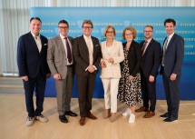(v.l.n.r.) Alexander Vojta, Bürgermeister Gerasdorf, Kornelius Schneider, Vizebürgermeister Hollabrunn, Bildungsminister Martin Polaschek, Landeshauptfrau Johanna Mikl-Leitner, Bildungslandesrätin Christiane Teschl-Hofmeister, Erich Stubenvoll, Bürgermeister Mistelbach und Rene Lobner, Bürgermeister Gänserndorf.