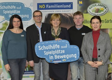 Im Bild von links nach rechts: Geschäftsführende Gemeinderätin Regina Zahler (Euratsfeld), Bürgermeister Gerhard Eder (Altlichtenwarth), Landesrätin Mag. Barbara Schwarz, Vizebürgermeister Adrian Bernhart (Schwarzenbach), Mag. Barbara Trettler (Familienland GmbH).