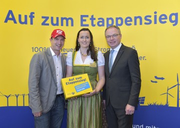 Auf zum Etappensieg „100 Prozent Strom aus erneuerbarer Energie“: Erfolgscoach Alexander Pointner, Umwelt-Gemeinderätin Ulrike Benda-Puchegger  aus Hochwolkersdorf und Umwelt-Landesrat Dr. Stephan Pernkopf (v.l.n.r.)