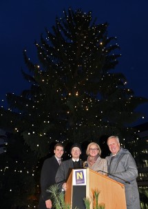 Vizebürgermeister Manuel Aichberger, Abt Matthäus Nimmervoll, Landeshauptfrau Johanna Mikl-Leitner und Bürgermeister Wolfgang Labenbacher bei der Illuminierung des Christbaums im Niederösterreichischen Landhaus in St. Pölten (v.l.n.r.). Der Baum, eine Spende der Gemeinde Lilienfeld und aus dem Besitz des Stiftes Lilienfeld, ist eine 27 Meter hohe, 80 Jahre alte und einen Stammdurchmesser von rund 50 Zentimetern aufweisende Fichte.