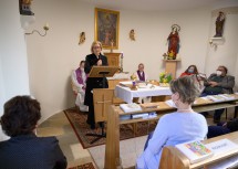 Landeshauptfrau Johanna Mikl-Leitner in der frisch renovierten Kapelle von Wiesen.