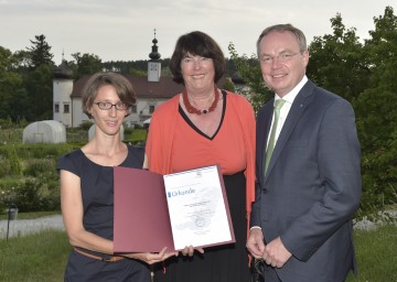 Arche Noah Saatgutgewinnung wird UNESCO Kulturerbe: DI Marion Schwarz (Arche Noah),  Präsidentin Dr. Eva Nowotny und Landesrat Dr. Stephan Pernkopf (v.l.n.r.)