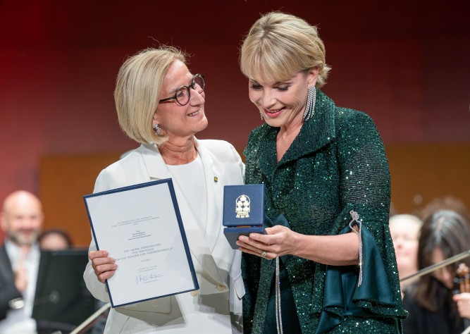 Bei „Klassik unter Sternen“: LH Mikl-Leitner überreichte hohes Ehrenzeichen des Landes Niederösterreich an Elina Garanĉa