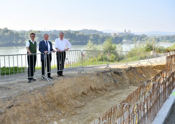 Ausbau des Hochwasserschutzes: Nationalrat DI Georg Strasser, Bürgermeister Josef Kronsteiner (Emmersdorf) und Landesrat Dr. Stephan Pernkopf. (v.l.n.r.)