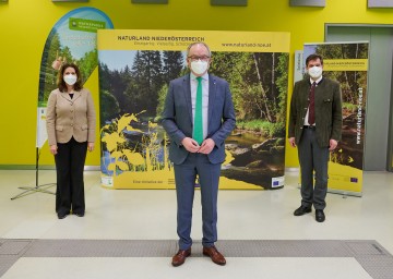 LH-Stellvertreter Stephan Pernkopf, flankiert von Nationalparkdirektorin Edith Klauser und Naturparke-Obmann Werner Krammer, beim Naturgipfel in St. Pölten.