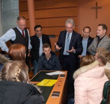 Landtagspräsident Karl Wilfing (Mitte) will mit dem Projekt „Berufsschullandtag“ den Schülerinnen und Schülern die demokratischen Prozesse näherbringen. 