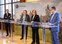 Paul Gessl (Geschäftsführer NÖ Kulturwirtschaft), Rudolf Buchbinder, Landeshauptfrau Johanna Mikl-Leitner und der künftige Leiter von Grafenegg Johannes Neubert (v.l.n.r.) bei der Pressekonferenz im Palais NÖ.