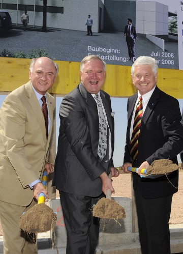 Der Elektronikkonzern Moeller errichtet im Wirtschaftspark Schmidatal ein neues Werk. Landeshauptmann Dr. Erwin Pröll, Firmenchef Theo Kubat und Landeshauptmannstellvertreter Ernest Gabmann beim Spatenstich.