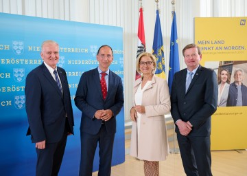 Von links nach rechts: LH-Stellvertreter Franz Schnabl, Prof. Peter Filzmaier, Landeshauptfrau Johanna Mikl-Leitner und Landesrat Gottfried Waldhäusl.