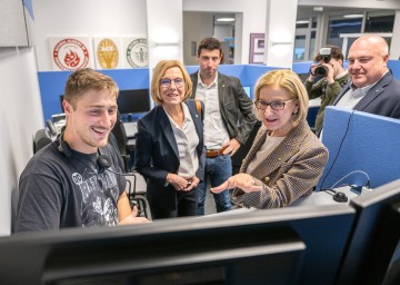 Besichtigung der neuen Leitstelle in Stockerau, von links nach rechts Leitstellenmitarbeiter Fabian Schuster, Bgm. Andrea Völkl, Standortleiter Florian Hinteregger, LH Johanna Mikl-Leitner, GF Christof Constantin Chwojka.
