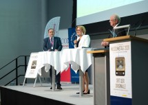 Landeshauptfrau Johanna Mikl-Leitner (Mitte) und Bürgermeister Reinhard Resch (rechts) im Gespräch mit Moderator Reinhard Linke (links).