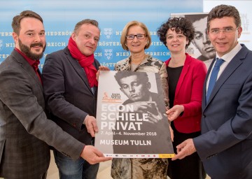 Präsentation der Neugestaltung des Schiele Museums Tulln: Geschäftsführer Matthias Pacher, Kurator Christian Bauer, Landeshauptfrau Johanna Mikl-Leitner, Gestalterin Isabelle Blanc und der Tullner Bürgermeister Peter Eisenschenk (v.l.n.r.)