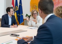 „Die Schulen brauchen klare Regeln, die auch eingehalten werden müssen“, sagte Landeshauptfrau Johanna Mikl-Leitner beim Arbeitsgespräch mit Bildungsminister Christoph Wiederkehr.