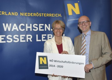 Neue Ausrichtung der NÖ Wirtschaftsförderung vorgestellt: Landesrätin Dr. Petra Bohuslav und Mag. Georg Bartmann, Leiter der Abteilung Wirtschaft, Tourismus und Technologie beim Amt der NÖ Landesregierung (v.l.n.r.)