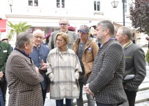 LH Mikl-Leitner beim Stadtspaziergang in Melk: Im Bild mit dem Historiker Walter Schroll, LAbg. Karl Moser, Bürgermeister Thomas Widrich, Skisprunglegende Thomas Morgenstern und Vizebürgermeister Wolfgang Kaufmann