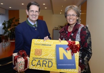 Weihnachts-Edition der Niederösterreich-Card: Prof. Christoph Madl, MAS, Geschäftsführer der Niederösterreich-Werbung und Tourismuslandesrätin Dr. Petra Bohuslav (v.l.n.r.)