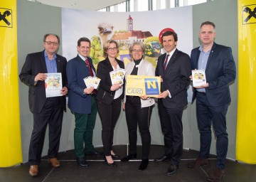 Bildtext: Präsentation der neuen Niederösterreich-CARD in Wien: Peter Schweinschwaller, Obmann Tabaktrafikanten Niederösterreich, Christoph Madl, Geschäftsführer Niederösterreich-Werbung, Marion Boda, Geschäftsführerin Niederösterreich-CARD GmbH, Tourismuslandesrätin Petra Bohuslav, Reinhard Karl, Generaldirektor-Stellvertreter Raiffeisenlandesbank Niederösterreich-Wien, Andreas Blumauer, Generalmanager SKN St. Pölten (v.l.n.r.).