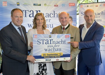 Freuen sich, dass die „Starnacht aus der Wachau“ erstmals auch im Bayerischen Rundfunk ausgestrahlt wird: Mag. Richard Grasl, Kaufmännischer Direktor des ORF, Annette Siebenbürger, Leiterin des Programmbereichs „Bayern und Unterhaltung Fernsehen“ beim Bayerischen Rundfunk, Landeshauptmann Dr. Erwin Pröll und Martin Ramusch, der Gründer der veranstaltenden Agentur „ip|media“ (v.l.n.r.).