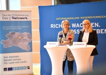 Über die verstärkte Zusammenarbeit im Bereich der Digitalisierung zwischen Bund und Land Niederösterreich informierten Landesrätin Petra Bohuslav und Bundesministerin Margarete Schramböck bei einer Pressekonferenz im Landhaus in St. Pölten. (v.l.n.r.)