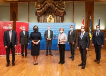 Agrana-Betriebsratsvorsitzender Thomas Buder (von links), Agrana-Vorstandsvorsitzender Johann Marihart, Bundesministerin Elisabeth Köstinger, LH-Stellvertreter Stephan Pernkopf, Landeshauptfrau Johanna Mikl-Leitner, Präsident Ernst Karpfinger (Österreichische Rübenbauern), Agrana-Aufsichtsratsvorsitzender Erwin Hameseder und Landwirtschaftskammer-NÖ Präsident Johannes Schmuckenschlager.