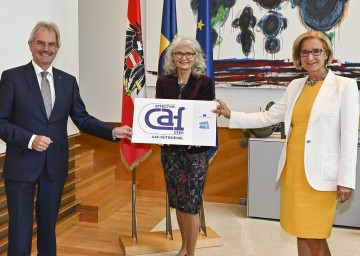 Landeshauptfrau Johanna Mikl-Leitner (rechts) und Landtagspräsident Karl Wilfing (links) gratulierten Landesrechnungshof-Direktorin Edith Goldeband (Mitte) zur erneuten Auszeichnung mit dem europäischen Qualitätszertifikat CAF. 