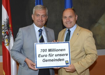 Landeshauptmann-Stellvertreter Mag. Wolfgang Sobotka und VP-Gemeindevertreterverbandspräsident LAbg. Bgm. Mag. Alfred Riedl präsentierten den NÖ Gemeindeförderungsbericht 2011.