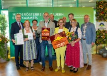 Landeshauptfrau Johanna Mikl-Leitner, Wirtschaftskammer Niederösterreich Vizepräsident Christian Moser (links), Landwirtschaftskammer NÖ-Präsident Johannes Schmuckenschlager (3. von rechts) und Landesobmann-Stellvertreter Karl Auer (rechts) mit den Vertretern der Siegergemeinde Dross rund um Bürgermeister Andreas Neuwirth (Bildmitte)