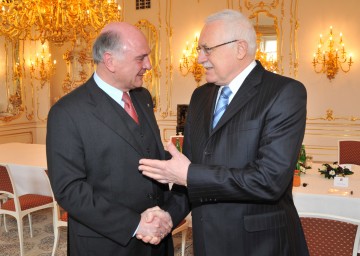 Landeshauptmann Dr. Erwin Pröll absolvierte heute einen Arbeitsbesuch bei Staatspräsident Dr. Vaclav Klaus in Tschechien.