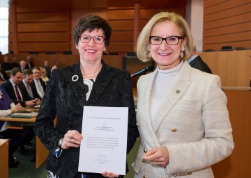 Verabschiedung von Pensionisten aus dem NÖ Landesdienst in St. Pölten. Im Bild: Landeshauptfrau Johanna Mikl-Leitner mit Dr. Susanne Gyenge, Abteilungsleiterin i.R. beim Amt der NÖ Landesregierung. 