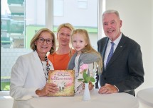 Landeshauptfrau Johanna Mikl-Leitner durfte sich im Kindergarten-Freundebuch von Helena verewigen – mit dabei Mama Gertraud und Bürgermeister Klaus Schneeberger.