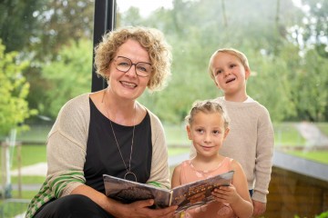 (v.l.n.r.) Bildungs-Landesrätin Christiane Teschl-Hofmeister mit Emma Winter und Levi Holzer.