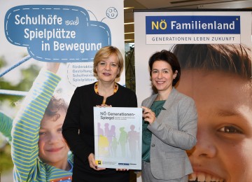 Landesrätin Barbara Schwarz und Barbara Trettler, Geschäftsführerin des NÖ Familienlandes, präsentierten in St. Pölten den NÖ Generationenspiegel, das Audit „Familienfreundliche Gemeinde“ und eine Studie zum Thema Bildung und Erziehung (v.l.n.r.).