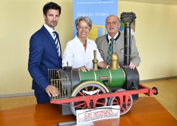 Im Bild von links nach rechts: Rene Lobner (Obmann der LEADER-Region Marchfeld), Wirtschafts- und Tourismuslandesrätin Petra Bohuslav und Andreas Kisling (Präsident des Museumsvereins Eisenbahnmuseum Strasshof)