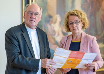 Bischof Alois Schwarz und Frauen-Landesrätin Christiane Teschl-Hofmeister.