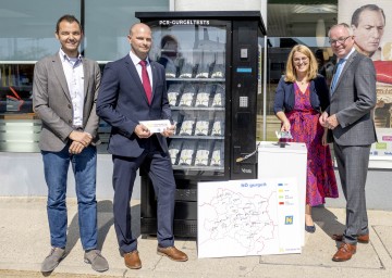 Nahmen den Testautomaten in Betrieb (von links): Matthias Probst (Novogenia), Alexander Halenka (Sales Manager OMV), Landesrätin Ulrike Königsberger-Ludwig und LH-Stellvertreter Stephan Pernkopf.