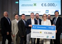 Das Gewinnerprojekt in der Kategorie „Ökologisch genial“, Hühnermistpellets - organischer Dünger: (v.r.) Reinhard Karl, Generaldirektor Raiffeisenlandesbank NÖ-Wien, Landeshauptfrau Johanna Mikl-Leitner, Florian Stöger mit seinem Team und (li. außen) riz up Prokurist Michael Dochter.