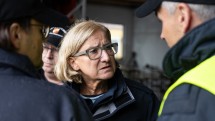 Landeshauptfrau Johanna Mikl-Leitner im Gespräch mit Einsatzkräften.